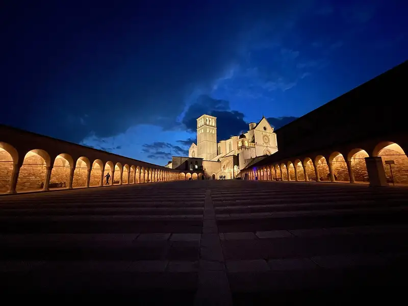 La Basilica di San Francesco ad Assisi illuminata all'ora blu