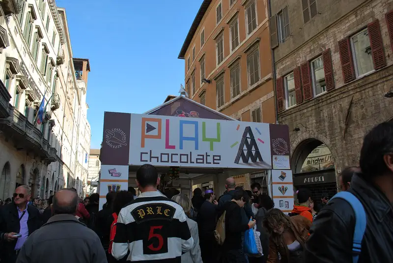 Stand e visitatori di Eurochocolate nel centro storico di Perugia durante un'edizione passata